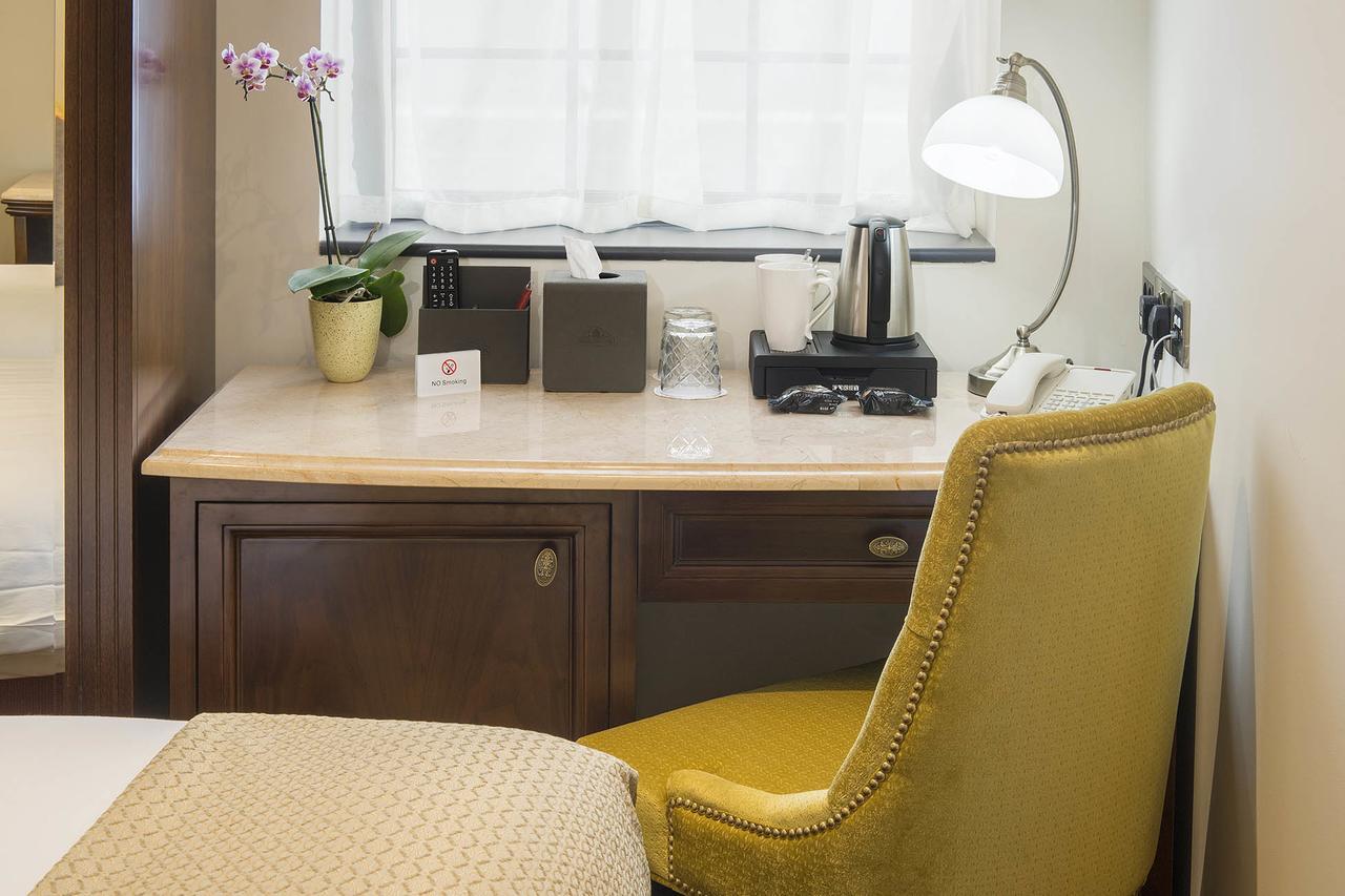 فندق جورج ستريت أكسفورد المظهر الخارجي الصورة A desk with a built-in lamp