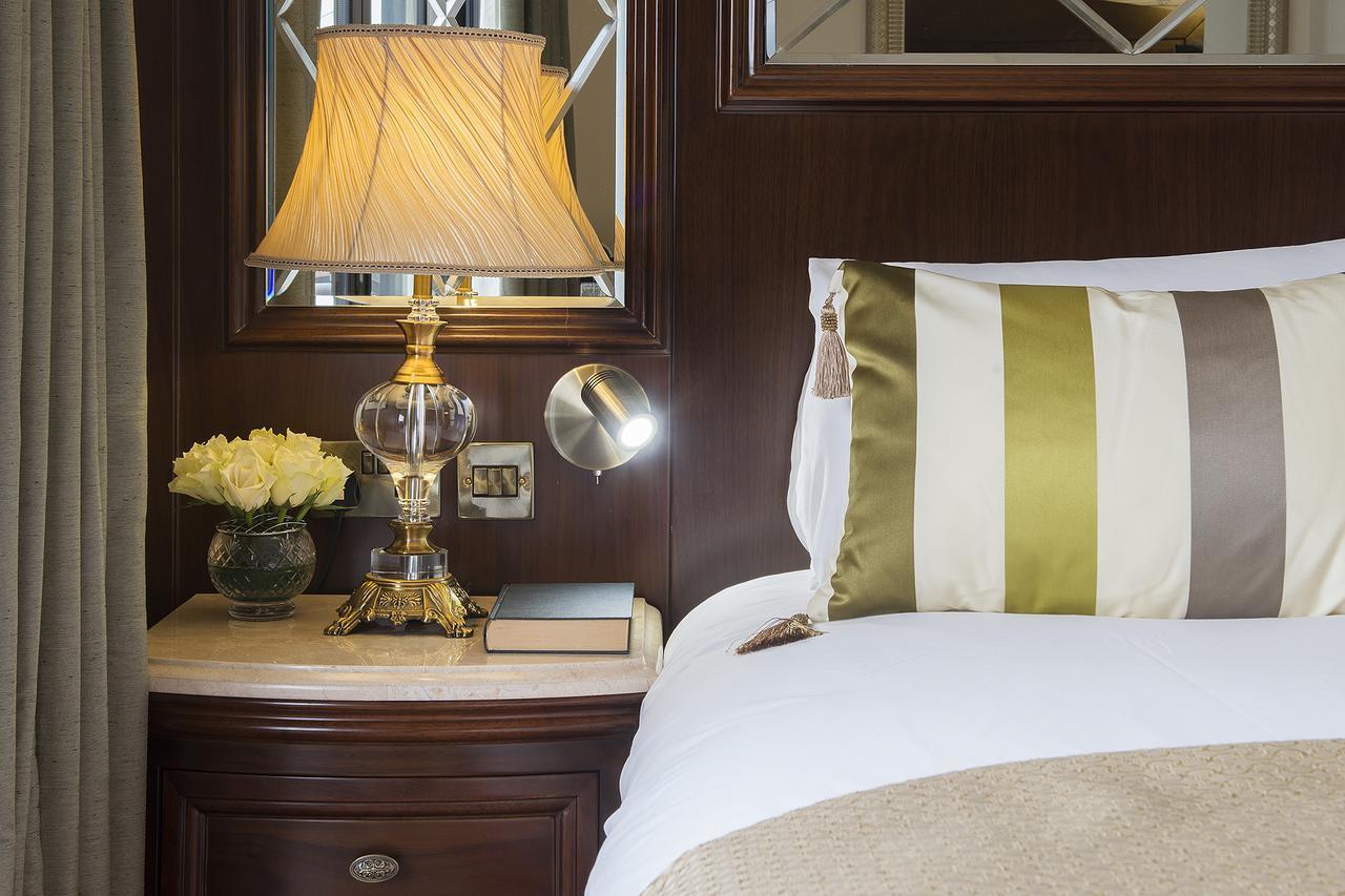 فندق جورج ستريت أكسفورد المظهر الخارجي الصورة A bedside table