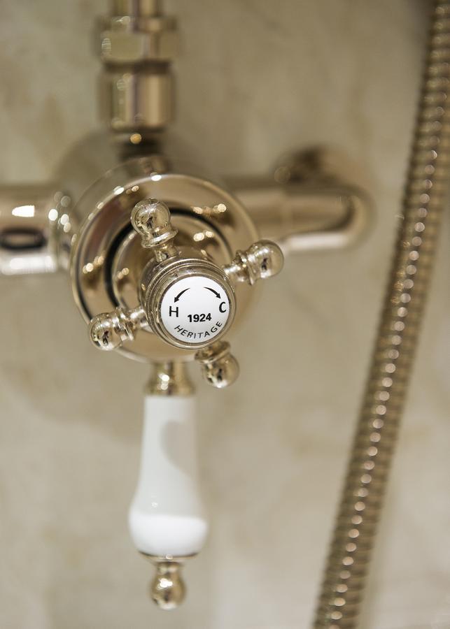 فندق جورج ستريت أكسفورد المظهر الخارجي الصورة Heritage bathroom fittings
